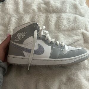 Wmns Air Jordan 1 Mid 'Wolf Grey
Aluminum'